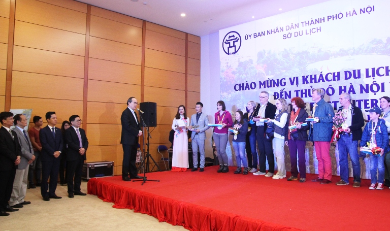 Du khách quốc tế 'xông đất' Hà Nội đến từ Đức ảnh 4